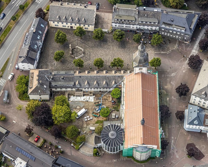 Aerial view, Catholic parish church St. Walburga, construction site renovation, war memorial, Kaiser-Otto-Platz, Meschede, Sauerland, Hochsauerlandkreis, North Rhine-Westphalia, Germany, place of worship, construction work, construction area, construction site, construction measure, construction project, construction site, DE, monument, memorial complex in memory of the fallen of the war 1870/71, renewal, Europe, religious community, place of worship, church, parish, denomination, aerial view, aerial photography, aerial photography, square, religion, renovation, redevelopment, Stiftsplatz, overview, covering, bird's-eye view, birds-eyes view, overview