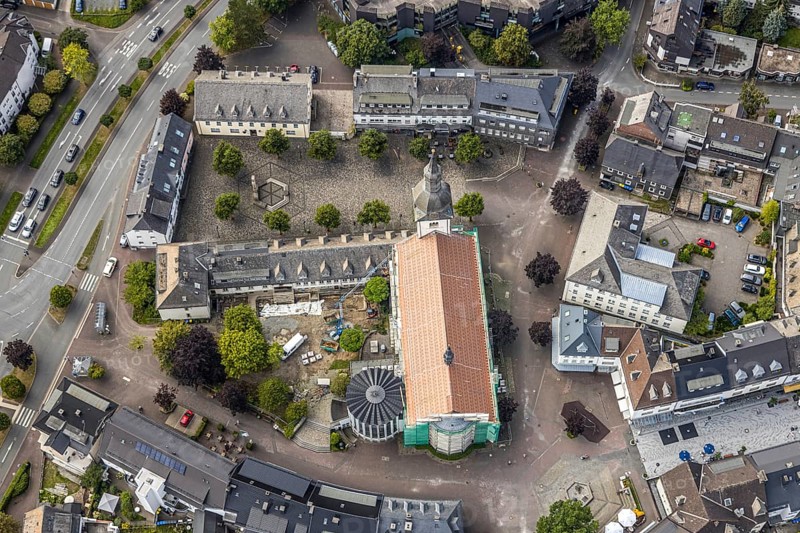 Aerial view, Catholic parish church of St. Walburga, construction site renovation, war memorial, Kaiser-Otto-Platz, Meschede, Sauerland, Hochsauerlandkreis, North Rhine-Westphalia, Germany