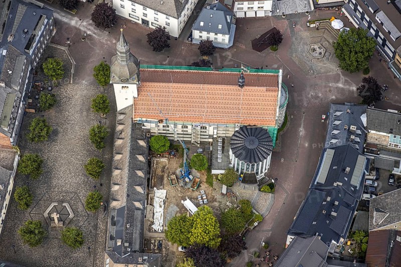 Aerial view, Catholic parish church St. Walburga, construction site renovation, war memorial, Kaiser-Otto-Platz, Meschede, Sauerland, Hochsauerlandkreis, North Rhine-Westphalia, Germany, place of worship, construction work, construction area, construction site, construction measure, construction project, construction site, DE, monument, memorial complex in memory of the fallen of the war 1870/71, renewal, Europe, religious community, place of worship, church, parish, denomination, aerial view, aerial photography, aerial photography, square, religion, renovation, redevelopment, Stiftsplatz, overview, covering, bird's-eye view, birds-eyes view, overview