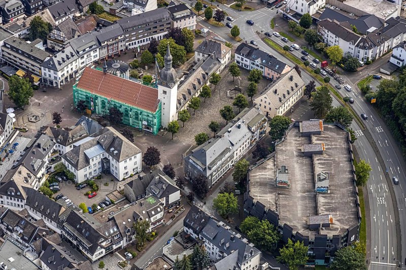 Aerial view, Catholic parish church St. Walburga, construction site renovation, war memorial, Kaiser-Otto-Platz, Meschede, Sauerland, Hochsauerlandkreis, North Rhine-Westphalia, Germany, place of worship, construction work, construction area, construction site, construction measure, construction project, construction site, DE, monument, memorial complex in memory of the fallen of the war 1870/71, renewal, Europe, religious community, place of worship, church, parish, denomination, aerial view, aerial photography, aerial photography, square, religion, renovation, redevelopment, Stiftsplatz, overview, covering, bird's-eye view, birds-eyes view, overview