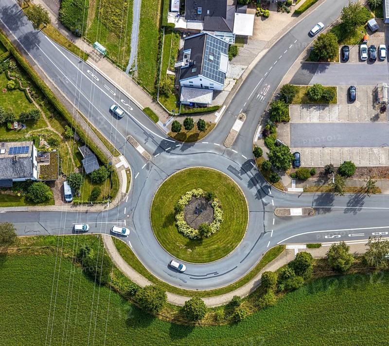 Aerial view, roundabout, Im Schlahbruch, Meschede, Sauerland, Hochsauerlandkreis, North Rhine-Westphalia, Germany, Breslauer Straße, DE, Europe, shapes and colours, Galilee Way, Hückeler Höhe, aerial view, aerial photography, aerial photography, car, road traffic, overview, traffic volume, bird's-eye view, overview