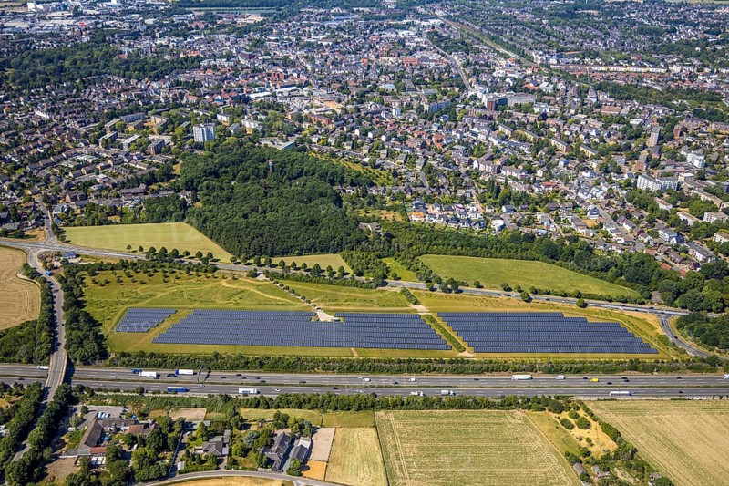 Aerial photo, motorway A40, solar plant, Vinn, Mörs, Ruhr area, North Rhine-Westphalia, Germany, DE, Europe, birds-eyes, view, aerial photography, aerial photography, overview, bird's eye view, transport, traffic, infrastructure, logistics, road traffic, energy, solar energy, power plant, electricity, power supply, electricity, photovoltaics, regenerative