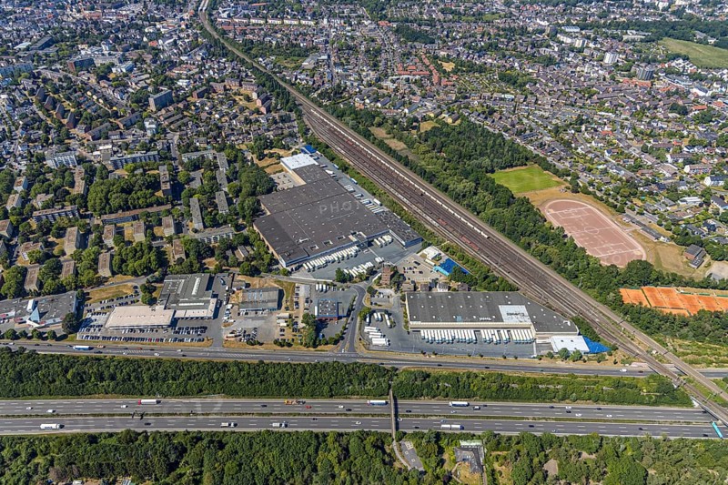 Aerial view, motorway A40, Venloher Straße, Ruhrorter Straße, EDEKA Frischecenter Mörs, logistics centre, trucks on car park, Asberg, Mörs, Ruhr area, North Rhine-Westphalia, Germany, DE, Europe, birds-eyes, view, aerial photography, aerial photography, overview, overview, bird's eye view, transport, traffic, infrastructure, logistics, road traffic, goods, goods movement, supply, consumption