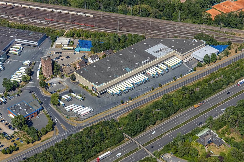 Aerial view, motorway A40, Venloher Straße, Ruhrorter Straße, EDEKA Frischecenter Mörs, logistics centre, trucks on car park, Asberg, Mörs, Ruhr area, North Rhine-Westphalia, Germany, DE, Europe, birds-eyes, view, aerial photography, aerial photography, overview, overview, bird's eye view, transport, traffic, infrastructure, logistics, road traffic, goods, goods movement, supply, consumption
