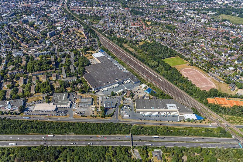 Aerial view, motorway A40, Venloher Straße, Ruhrorter Straße, EDEKA Frischecenter Mörs, logistics centre, trucks on car park, Asberg, Mörs, Ruhr area, North Rhine-Westphalia, Germany, DE, Europe, birds-eyes, view, aerial photography, aerial photography, overview, overview, bird's eye view, transport, traffic, infrastructure, logistics, road traffic, goods, goods movement, supply, consumption