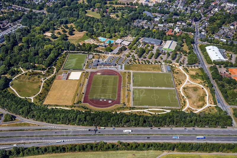 Aerial view, motorway junction 8 Mörs, motorway A40, Mörser TV Hockey, TPM Tennis-Park Mörs, Mörs, Ruhr area, North Rhine-Westphalia, Germany, DE, Europe, birds-eyes, view, aerial photography, aerial photography, overview, overview, bird's eye view, transport, traffic, infrastructure, logistics, road traffic, hobby, sport, training, team, championship, clay court, tennis, tennis playing, tennis club, hockey, fitness, hockey court