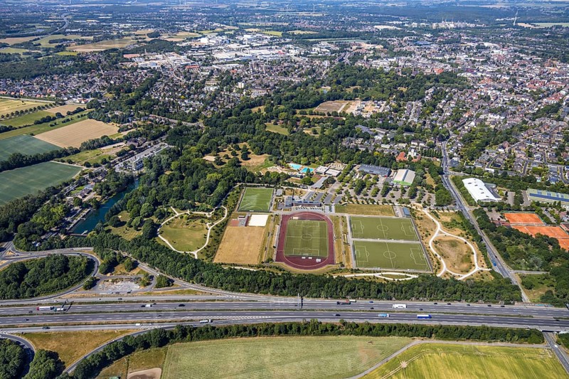 Aerial view, motorway junction 8 Mörs, motorway A40, Mörser TV Hockey, TPM Tennis-Park Mörs, Mörs, Ruhr area, North Rhine-Westphalia, Germany, DE, Europe, birds-eyes, view, aerial photography, aerial photography, overview, overview, bird's eye view, transport, traffic, infrastructure, logistics, road traffic, hobby, sport, training, team, championship, clay court, tennis, tennis playing, tennis club, hockey, fitness, hockey court