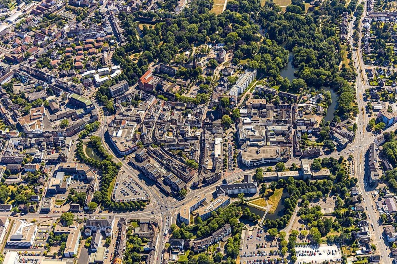 Aerial view, overview centre, structure Dutch model fortification, jagged ring of ramparts, bastions, Mörs castle park, Mörs, Ruhr area, North Rhine-Westphalia, Germany, DE, Europe, birds-eyes, view, aerial photograph, aerial photography, aerial photography, overview, bird's eye view, city centre, centre, town centre, Statdmitte