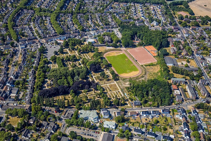 Aerial photo, Rheinpreußenstation, sports field, tennis court, cemetery, Meerbeck, Mörs, Ruhr area, North Rhine-Westphalia, Germany, DE, Europe, birds-eyes, view, aerial photography, aerial photography, overview, overview, bird's eye view, sports facility, fitness, sport, exercise, training, hobby, team, championship, clay court, tennis, tennis playing, tennis club, funeral, burial, funeral service, farewell, green area, mourning, green area, commemoration