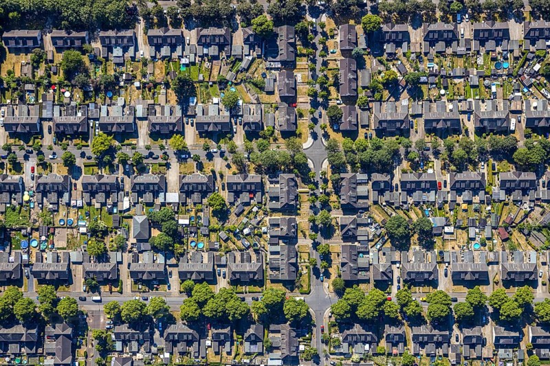 Aerial photograph, miners' housing estate Moseler Straße, Lippestraße, Marienburger Straße, backyard, allotment gardens, historical miners' housing estate, Meerbeck, Mörs, Ruhr area, North Rhine-Westphalia, Germany, DE, Europe, birds-eyes, view, aerial photograph, aerial photography, aerial photography, overview, overview, bird's eye view, living, flat, houses, residential buildings, housing estate, settlement