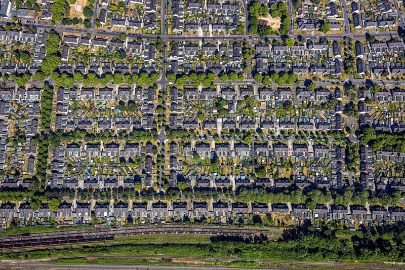 Aerial photograph, miners' housing estate Moseler Straße, Lippestraße, Marienburger Straße, backyard, allotment gardens, historical miners' housing estate, Meerbeck, Mörs, Ruhr area, North Rhine-Westphalia, Germany, DE, Europe, birds-eyes, view, aerial photograph, aerial photography, aerial photography, overview, overview, bird's eye view, living, flat, houses, residential buildings, housing estate, settlement