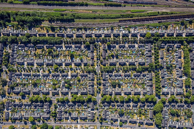 Aerial photograph, miners' housing estate Moseler Straße, Lippestraße, Marienburger Straße, backyard, allotment gardens, historical miners' housing estate, Meerbeck, Mörs, Ruhr area, North Rhine-Westphalia, Germany, DE, Europe, birds-eyes, view, aerial photograph, aerial photography, aerial photography, overview, overview, bird's eye view, living, flat, houses, residential buildings, housing estate, settlement