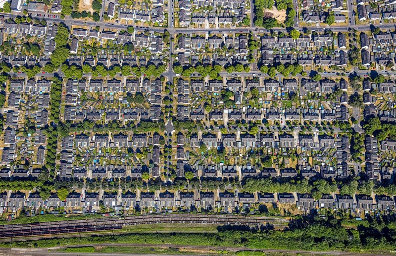 Aerial photograph, miners' housing estate Moseler Straße, Lippestraße, Marienburger Straße, backyard, allotment gardens, historical miners' housing estate, Meerbeck, Mörs, Ruhr area, North Rhine-Westphalia, Germany, DE, Europe, birds-eyes, view, aerial photograph, aerial photography, aerial photography, overview, overview, bird's eye view, living, flat, houses, residential buildings, housing estate, settlement