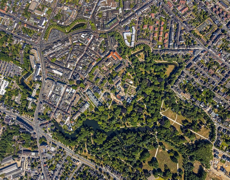 Aerial view, overview centre, structure Dutch model fortification, jagged ring of ramparts, bastions, Mörs castle park, Mörs, Ruhr area, North Rhine-Westphalia, Germany, DE, Europe, birds-eyes, view, aerial photograph, aerial photography, aerial photography, overview, bird's eye view, city centre, centre, town centre, Statdmitte