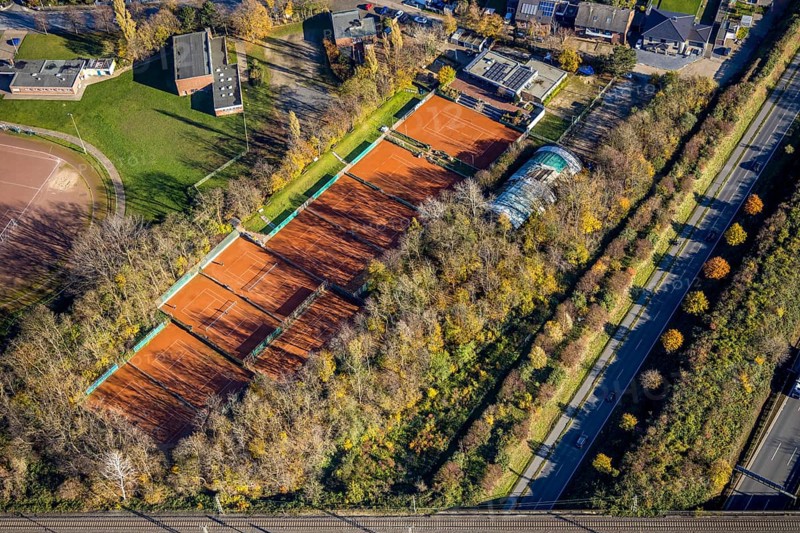 Aerial view, tree avenue, tennis court TC Asberg, Am Sportpark, Moers-Asberg, Mörs, Ruhr area, North Rhine-Westphalia, Germany, motorway A40, DE, Europe, aerial view, aerial photography, aerial photography, Ruhrorter Straße, sport, tennis, tennis court, tennis courts, tennis club, overview, bird's-eye view, overview