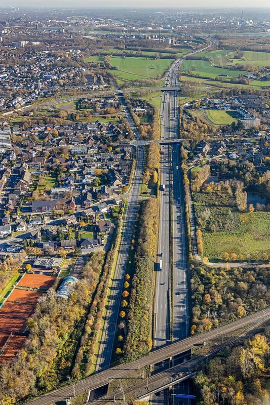 Aerial view, tree avenue, motorway A40, tennis facility TC Asberg, Am Sportpark, Moers-Asberg, Moers, Ruhr area, North Rhine-Westphalia, Germany, DE, Europe, aerial view, aerial photography, aerial photography, Ruhrorter Straße, sports, tennis, tennis facility, tennis halls, tennis courts, tennis club, overview, bird's-eye view, overview