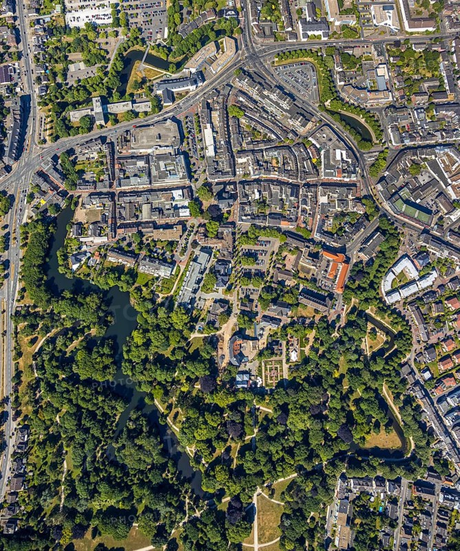 Aerial view, overview centre, structure Dutch model fortification, jagged ring of ramparts, bastions, Mörs castle park, Mörs, Ruhr area, North Rhine-Westphalia, Germany, DE, Europe, birds-eyes, view, aerial photograph, aerial photography, aerial photography, overview, bird's eye view, city centre, centre, town centre, Statdmitte