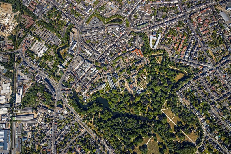 Aerial view, overview centre, structure Dutch model fortification, jagged ring of ramparts, bastions, Mörs castle park, Mörs, Ruhr area, North Rhine-Westphalia, Germany, DE, Europe, birds-eyes, view, aerial photograph, aerial photography, aerial photography, overview, bird's eye view, city centre, centre, town centre, Statdmitte