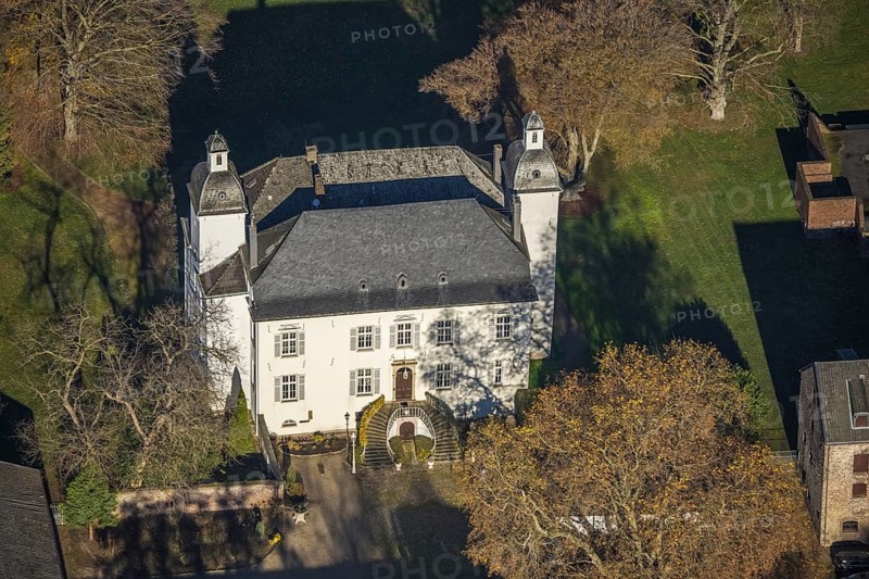 Aerial view, Lauersfort Castle, Kapellen-Holderberg, Mörs, Ruhr area, North Rhine-Westphalia, Germany, DE, monument protection, Europe, moat, autumn colours, manor house, manor building, Lauersforter Straße, aerial view, aerial photography, aerial photography, park, park grounds, castle, castle grounds, castle garden, castle park, overview, bird's-eye view, moated castle, moated moat, moated castle, birds-eyes view, former manor, overview