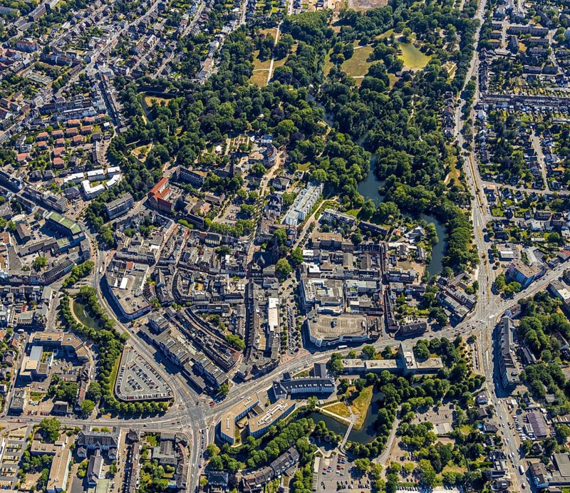 Aerial view, overview centre, structure Dutch model fortification, jagged ring of ramparts, bastions, Mörs castle park, Mörs, Ruhr area, North Rhine-Westphalia, Germany, DE, Europe, birds-eyes, view, aerial photograph, aerial photography, aerial photography, overview, bird's eye view, city centre, centre, town centre, Statdmitte