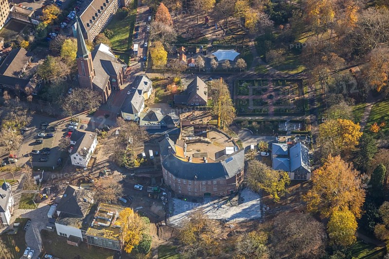 Aerial photograph, Mörs Castle, St Joseph's Catholic Church, Mörs, Ruhr area, North Rhine-Westphalia, Germany, DE, Europe, Grafschafter Museum, manor house, manor building, fort, aerial photograph, aerial photography, aerial photography, rose garden, castle, castle grounds, overview, bird's-eye view, overview