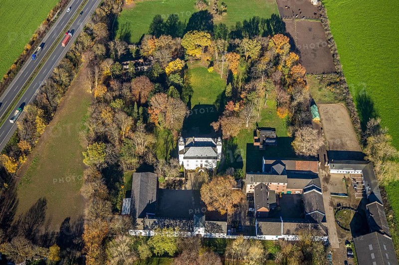 Aerial view, Lauersfort Castle, Kapellen-Holderberg, Mörs, Ruhr area, North Rhine-Westphalia, Germany, DE, monument protection, Europe, moat, autumn colours, manor house, manor building, Lauersforter Straße, aerial view, aerial photography, aerial photography, park, park grounds, castle, castle grounds, castle garden, castle park, overview, bird's eye view, moated castle, moated moat, moated castle, birds-eyes view, former manor, overview