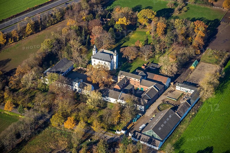 Aerial view, Lauersfort Castle, Kapellen-Holderberg, Mörs, Ruhr area, North Rhine-Westphalia, Germany, DE, monument protection, Europe, moat, autumn colours, manor house, manor building, Lauersforter Straße, aerial view, aerial photography, aerial photography, park, park grounds, castle, castle grounds, castle garden, castle park, overview, bird's eye view, moated castle, moated moat, moated castle, birds-eyes view, former manor, overview