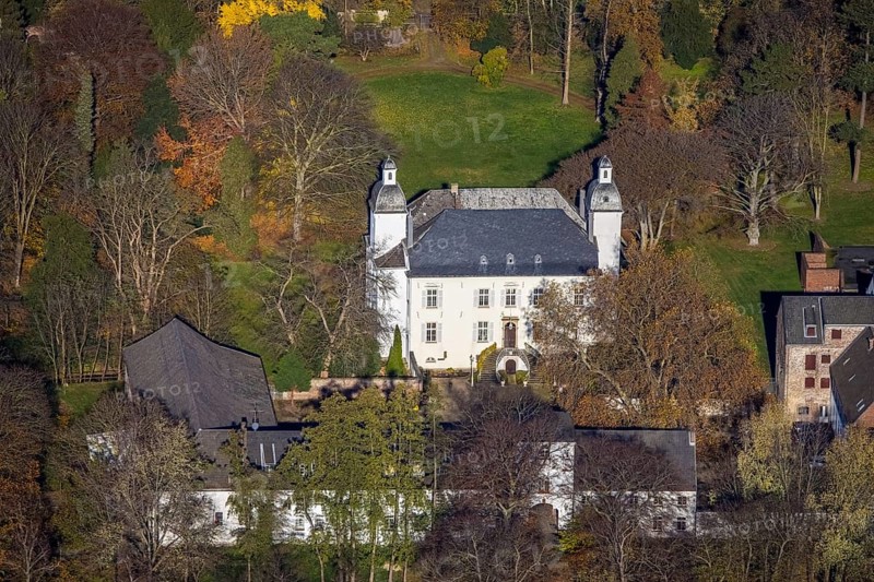 Aerial view, Lauersfort Castle, Kapellen-Holderberg, Mörs, Ruhr area, North Rhine-Westphalia, Germany, DE, monument protection, Europe, moat, autumn colours, manor house, manor building, Lauersforter Straße, aerial view, aerial photography, aerial photography, park, park grounds, castle, castle grounds, castle garden, castle park, overview, bird's eye view, moated castle, moated moat, moated castle, birds-eyes view, former manor, overview