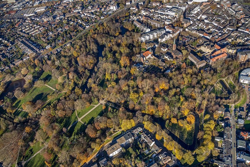 Aerial view, Mörs Castle Park, Mörs Castle, St. Joseph's Catholic Church, Employment Agency, Mörs, Ruhr area, North Rhine-Westphalia, Germany, DE, Europe, Grafschafter Museum, green trees, Hanckwitzstraße, autumn colours, manor house, manor building, fort, aerial photograph, aerial photography, aerial photography, park, rose garden, castle, castle grounds, castle garden, castle park, overview, bird's-eye view, wooded area, birds-eyes view, overview