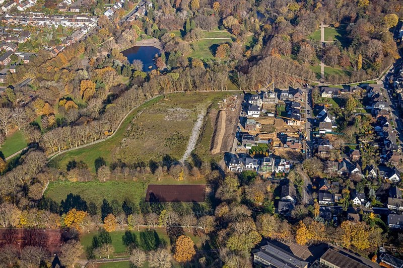 Aerial view, construction site new building An den Filder Benden, palace gardens Mörs, municipal park, Mörs, Ruhr area, North Rhine-Westphalia, Germany, construction work, building, construction area, building site, building plots, construction project, construction site, DE, Europe, property tax, green trees, real estate, aerial view, aerial photography, aerial photography, new building, park, overview, bird's-eye view, housing estate, residential area, residential buildings, residential quality, residential neighbourhood, housing estate, birds-eyes view, overview