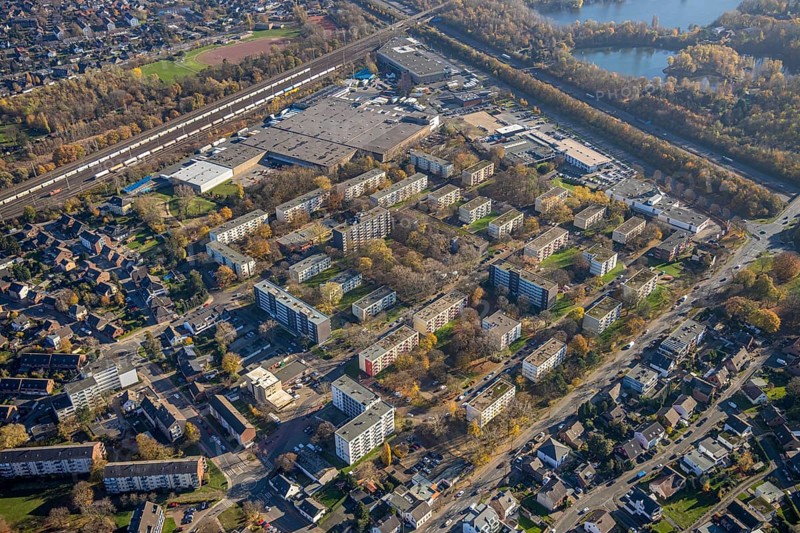 Aerial view, residential area Dresdener Ring, EDEKA Handelsgesellschaft Rhein-Ruhr, Chemnitzer Straße, Moers-Asberg, Mörs, Ruhr area, North Rhine-Westphalia, Germany, railway tracks, DE, Europe, commercial enterprises, commercial area, commercial park, commercial location, commercial use, property tax, high-rise buildings, real estate, industrial area, industrial building, industrial site, aerial view, aerial photography, aerial photography, overview, bird's-eye view, residential area, residential area, residential buildings, residential quality, residential neighbourhood, housing estate, birds-eyes view, overview