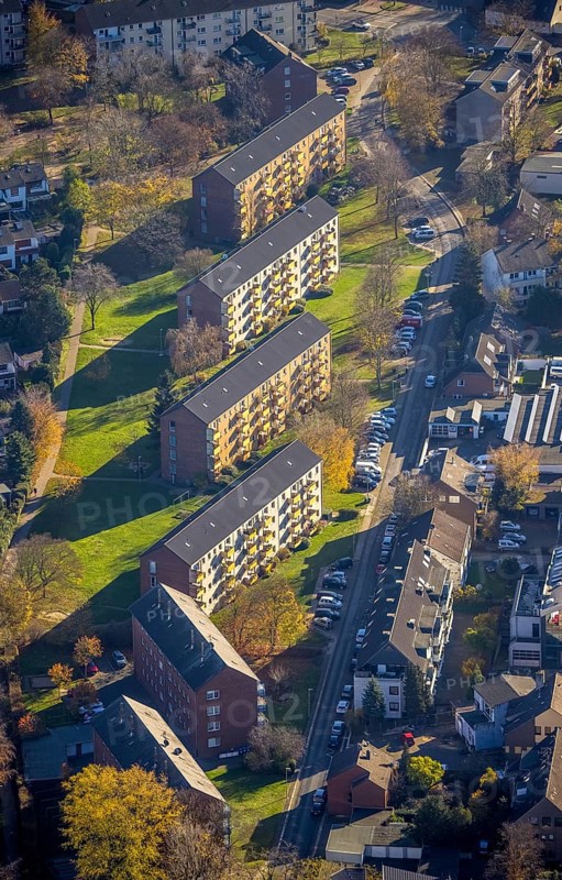Aerial view, housing estate terraced houses Voßrather Straße, Mörs, Ruhr area, North Rhine-Westphalia, Germany, DE, Europe, shapes and colours, property tax, real estate, aerial view, aerial photography, aerial photography, apartment buildings, terraced houses, overview, bird's-eye view, housing estate, living and living, residential area, residential buildings, residential quality, residential quarter, housing estate, birds-eyes view, overview
