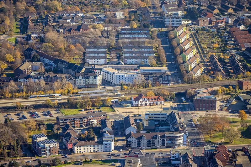 Aerial view, Mörs railway station, Homberger Straße to Klever Straße, Mörs residential and care centre, Homberger Straße housing estate, Tannenbergstraße, Mörs, Ruhr area, North Rhine-Westphalia, Germany, railway tracks, railway station, station forecourt, DE, Deutsche Bahn AG, Europe, property tax, central station, main station, Homberger Straße, real estate, Klever Straße, aerial view, aerial photography, aerial photography, apartment buildings, care service, terraced houses, overview, Vinzenzstraße, bird's-eye view, housing estate, housing and living, residential area, residential buildings, birds-eyes view, overview