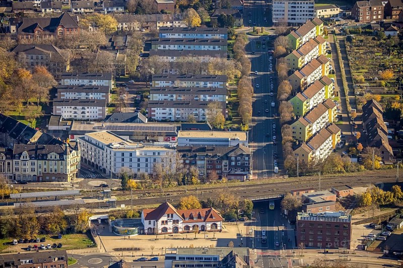 Aerial view, Mörs railway station, Homberger Straße, Homberger Straße housing estate, Tannenbergstraße, Mörs, Ruhr area, North Rhine-Westphalia, Germany, railway tracks, railway station, DE, Deutsche Bahn AG, Europe, property tax, main station, main railway station, real estate, Klever Straße, aerial view, aerial photography, aerial photography, apartment buildings, terraced houses, overview, Vinzenzstraße, bird's eye view, housing estate, living and living, residential area, residential buildings, birds-eyes view, overview