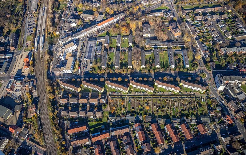 Aerial view, Mörs residential and care centre, Homberger Straße housing estate, Tannenbergstraße, Mörs railway station, Mörs, Ruhr area, North Rhine-Westphalia, Germany, railway station, Mörs railway station, DE, Deutsche Bahn AG, Europe, healthcare, main railway station, main station, Lotharstraße, aerial view, aerial photography, aerial photography, medical facility, medical assistance, apartment buildings, emergency service, care service, terraced houses, overview, bird's-eye view, bird's-eye view, overview, medical care
