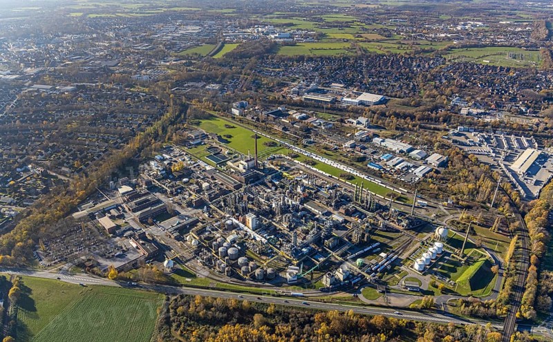 Aerial view, INEOS Solvents Gemany Mörs plant, Rheinkamp-Meerbeck, Mörs, Ruhr area, North Rhine-Westphalia, Germany, chemical plant, DE, Europe, commercial enterprises, commercial area, commercial park, commercial site, commercial use, industrial area, industrial building, industrial site, aerial photograph, aerial photography, aerial photography, overview, bird's-eye view, Ineos plant, birds-eyes view, overview