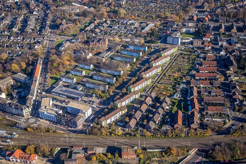 Aerial view, residential and care centre Mörs, housing estate Homberger Straße, Tannenbergstraße, Mörs, Ruhr area, North Rhine-Westphalia, Germany, railway tracks, DE, Europe, healthcare, Lotharstraße, aerial view, aerial photography, aerial photography, medical facility, medical assistance, apartment buildings, emergency service, nursing service, terraced houses, overview, bird's-eye view, overview, medical care