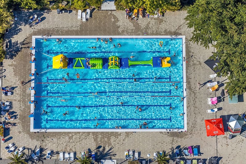 Aerial view, adventure pool, Aqua Spa and Aqua Fun Soest, outdoor pool, bathers, Soest, Soester Börde, North Rhine-Westphalia, Germany, DE, Europe, birds-eyes view, aerial view, aerial photography, aerial photography, overview, overview, bird's eye view, corona distance, keeping distance, swimming pool with Suan, sauna park, swimming pool, swimmer, blue water, sunbathing lawn, parasols