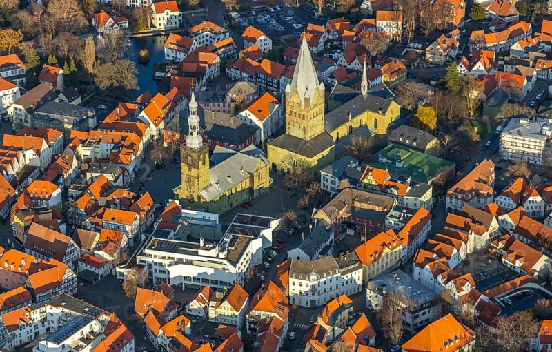 Aerial view, city centre view, old town, St. Petri Church Alde Kerke, St. Patrokli Cathedral, Soest, Soester Börde, North Rhine-Westphalia, Germany, place of worship, city, DE, cathedral, cathedral square, Europe, religious community, place of worship, property tax, real estate, church, parish, denomination, aerial view, aerial photography, aerial photography, Petrikirchhof, religion, overview, bird's-eye view, bird's-eye view, catholic church, overview, red roofs, red house roofs