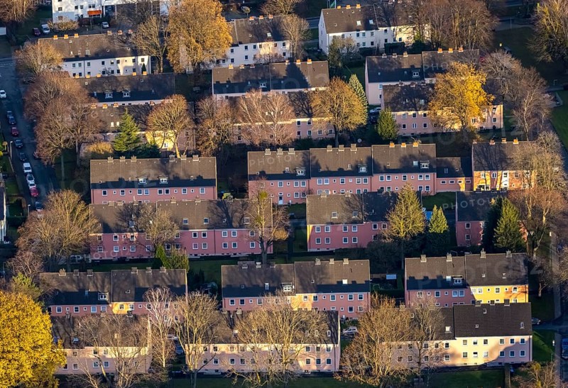 Aerial view, residential area Reichenbacher Weg, terraced houses with pink facade, Soest, Soester Börde, North Rhine-Westphalia, Germany, DE, Europe, property tax, autumn colours, real estate, Lippstädter Straße, aerial view, aerial photography, aerial photography, apartment buildings, terraced houses, Schlesische Straße, overview, bird's eye view, residential complex, living and living, residential area, residential buildings, quality of living, residential quarter, housing estate, birds-eyes view, overview, rental flat, apartment block, rent