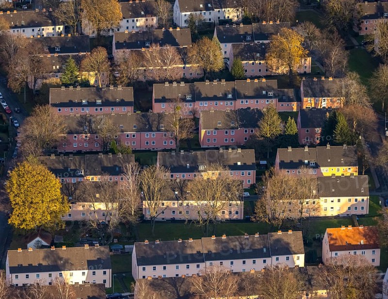 Aerial view, residential area Reichenbacher Weg, terraced houses with pink facade, Soest, Soester Börde, North Rhine-Westphalia, Germany, DE, Europe, property tax, autumn colours, real estate, Lippstädter Straße, aerial view, aerial photography, aerial photography, apartment buildings, terraced houses, Schlesische Straße, overview, bird's eye view, residential complex, living and living, residential area, residential buildings, quality of living, residential quarter, housing estate, birds-eyes view, overview, rental flat, apartment block, rent