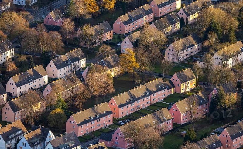 Aerial view, residential area Reichenbacher Weg, terraced houses with pink facade, Soest, Soester Börde, North Rhine-Westphalia, Germany, DE, Europe, property tax, autumn colours, real estate, Lippstädter Straße, aerial view, aerial photography, aerial photography, apartment buildings, terraced houses, Schlesische Straße, overview, bird's eye view, residential complex, living and living, residential area, residential buildings, quality of living, residential quarter, housing estate, birds-eyes view, overview, rental flat, apartment block, rent