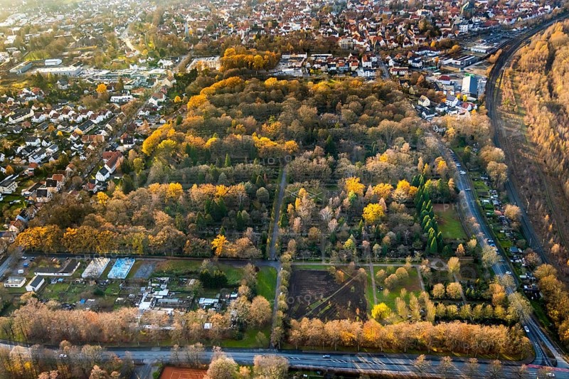 Aerial photograph, Osthofen Cemetery, Soest, Soester Börde, North Rhine-Westphalia, Germany, burial site, DE, Europe, cemetery, memorial, Gottesacker, graves, burial ground, autumn colours, aerial photograph, aerial photography, aerial photography, Nottebohmweg, resting place, overview, bird's-eye view, bird's-eye view, overview