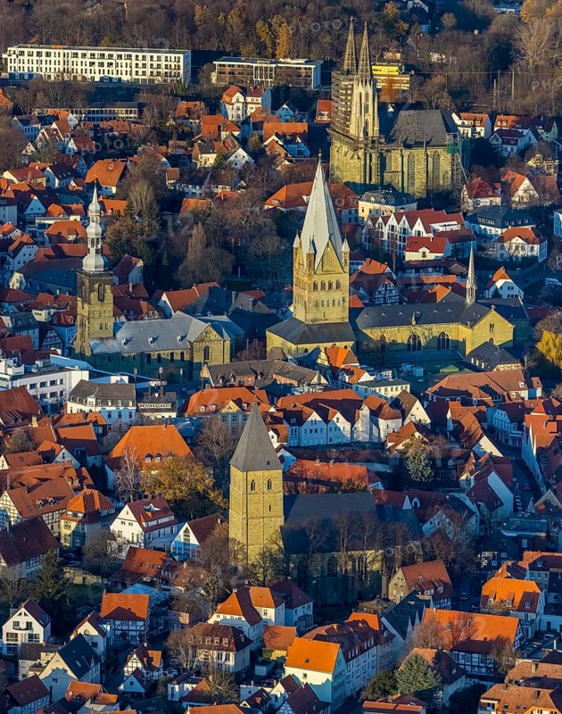 Aerial view, city centre view, old town, protestant church Sankt Maria zur Wiese, St. Petri Alde Kerke, St. Patrokli-Dom, Sankt Pauli Kirche, St. Albertus-Magnus-Kirche, Soest, Soester Börde, North Rhine-Westphalia, Germany, place of worship, City, DE, Domplatz, Europe, religious community, place of worship, property tax, real estate, church, parish, denomination, aerial view, aerial photography, aerial photography, Paulistraße, Petrikirchhof, religion, overview, bird's-eye view, Wiesenstraße, living and life, residential area, residential buildings, birds-eyes view, catholic church, overview, red roofs, red house roofs