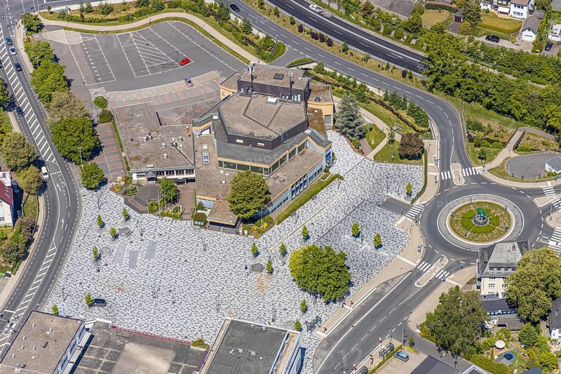 Aerial view, town hall, Otto-Fuchs-Platz, Meinerzhagen, Märkischer Kreis, Sauerland, North Rhine-Westphalia, Germany, DE, Europe, roundabout, culture, art, aerial view, aerial photography, aerial photography, overview, events, venue, event location, event centre, bird's-eye view, birds-eyes view, cultural use, overview