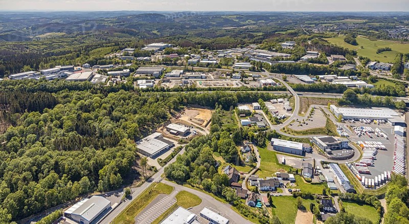 Aerial view, industrial area Darmche, construction site, Meinerzhagen, Märkischer Kreis, Sauerland, North Rhine-Westphalia, Germany, DE, Darmcher Grund, Europe, commercial enterprises, commercial area, commercial park, commercial location, industrial area, industrial location, aerial photograph, aerial photography, aerial photography, overview, bird's-eye view, overview