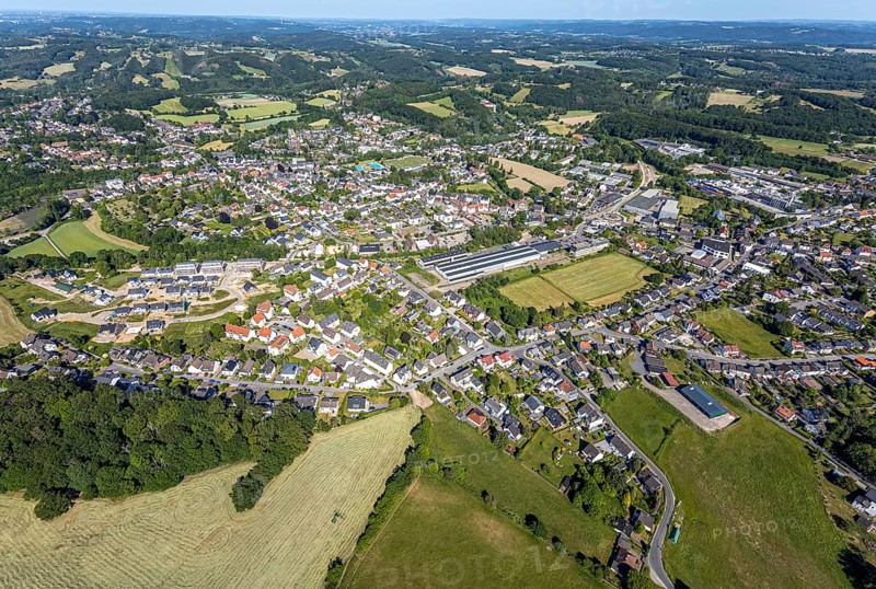 Aerial view, local view Niedersprockhövel, new building residential area Steinegge, Riepelsiepen, Sprockhövel, Ruhr area, North Rhine-Westphalia, Germany, DE, Ennepe-Ruhr-Kreis, Europe, distant view, property tax, aerial view, aerial photography, aerial photography, overview, bird's-eye view, forest area, meadows and fields, housing estate, living and life, residential area, residential buildings, quality of living, housing estate, bird's-eye view, overview