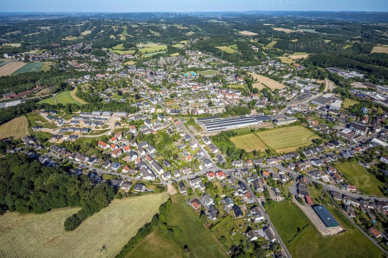 Aerial view, local view Niedersprockhövel, new building residential area Steinegge, Riepelsiepen, Sprockhövel, Ruhr area, North Rhine-Westphalia, Germany, DE, Ennepe-Ruhr-Kreis, Europe, distant view, property tax, aerial view, aerial photography, aerial photography, overview, bird's-eye view, forest area, meadows and fields, housing estate, living and life, residential area, residential buildings, quality of living, housing estate, bird's-eye view, overview