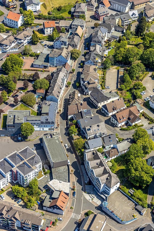 Aerial photograph, shopping street Hauptstraße, Soziales Bürgerzentrum Meinerzhagen e.V. MITTENDRIN, Meinerzhagen, Märkischer Kreis, Sauerland, North Rhine-Westphalia, Germany, DE, shopping street, shopping centre, Europe, aerial photograph, aerial photography, aerial photography, overview, bird's-eye view, birds-eyes view, overview