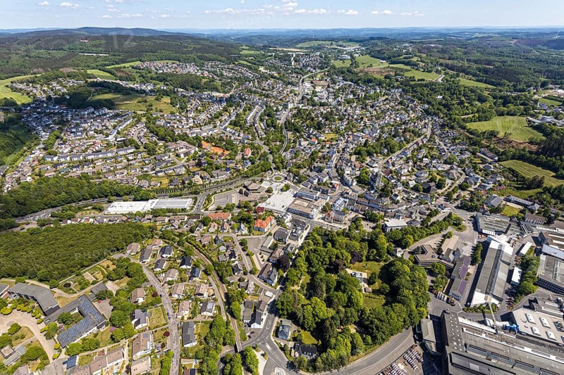 Aerial view, townscape, Volkspark, Meinerzhagen town hall, Wilhelm-Langemann-Haus nursing home, tennis facility Tennis-Club Grün-Weiß, music school Volmetal, Meinerzhagen, Märkischer Kreis, Sauerland, North Rhine-Westphalia, Germany, City, DE, Europe, distant view, hilly landscape, city centre, aerial view, aerial photography, aerial photography, townscape, city area, city centre, overview, bird's-eye view, birds-eyes view, overview